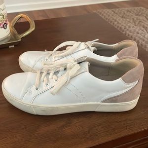 Womens lifestyle sneaker with memory foam sole